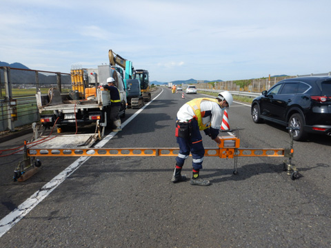 舗装路面のわだちぼれ量測定