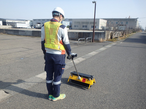 舗装路面のきめ深さ測定（MTM）